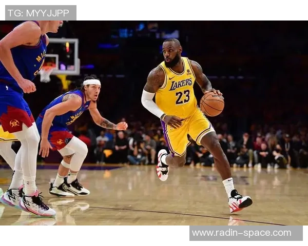 湖人队与火箭队激战19号赛场谁能在这场对决中笑到最后